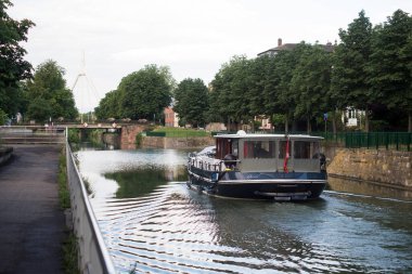 Mulhouse - Fransa - 24 Haziran 2021 - Ren kanalındaki İsviçre teknesinin görüntüsü - Ren Nehri
