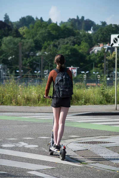 Porträt Auf Der Rückseite Eines Mädchens Das Auf Einem Elektroroller — Stockfoto