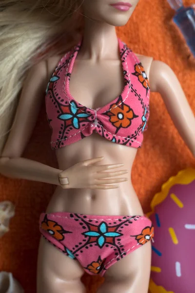 Primer Plano Muñeca Maniquí Rubio Con Bikini Colorido Acostado Toalla —  Fotos de Stock