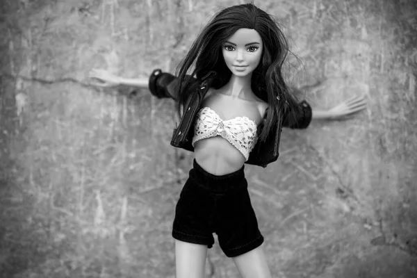2021年6月27日 穿着黑色经典短裤和黑色皮夹克站在街上的黑发芭比娃娃肖像 — 图库照片