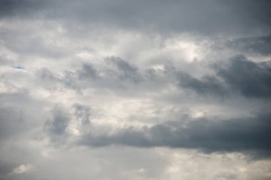 Gri fırtınalı gökyüzü arkaplanına yakın plan 