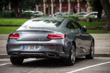 Mulhouse - Fransa - 1 Temmuz 2021 - Caddeye park etmiş gri Mercedes Coupe 'nin arka manzarası