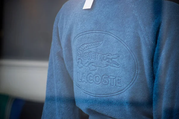 Mulhouse Frankreich Juni 2021 Großaufnahme Eines Blauen Bademantels Von Lacoste — Stockfoto