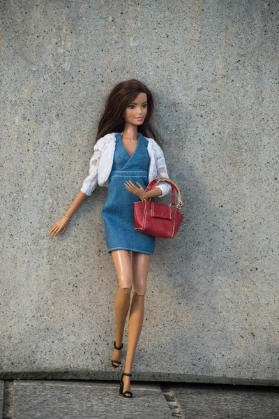 Mulhouse França Junho 2021 Retrato Boneca Barbie Morena Vestindo Vestido — Fotografia de Stock