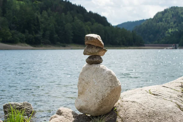 边界湖中岩石平衡的堵塞 — 图库照片