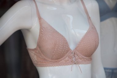 Moda mağazasının vitrininde bej renkli sütyenin yakın plan çekimi. 