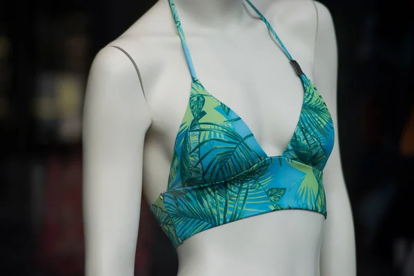 Zbliżenie Niebiesko Zielone Drukowane Liście Biustonosz Bikini Manekin Salonie Sklepu — Zdjęcie stockowe