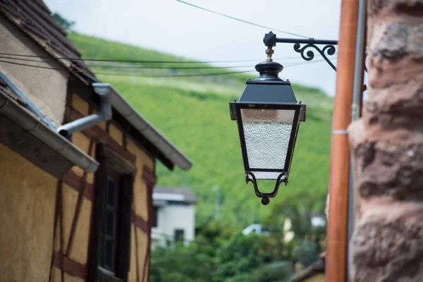 Detailní Záběr Vinobraní Pouliční Lampy Středověkém Pozadí Architektury — Stock fotografie