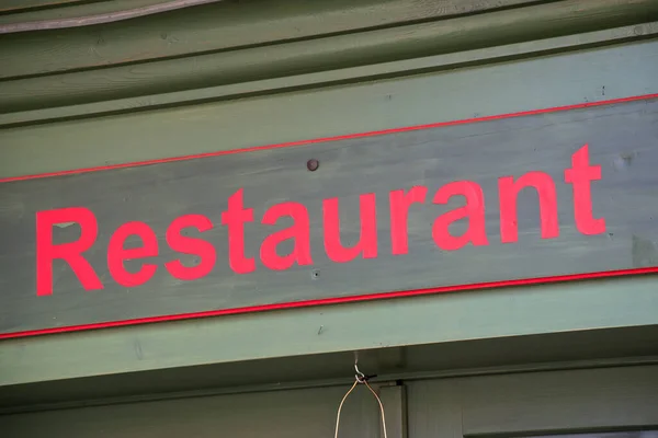 Caddedeki Bina Cephesindeki Restoran Tabelasının Kapatılması — Stok fotoğraf