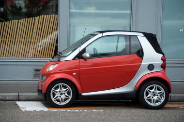 Strasbourg - Fransa - 11 Haziran 2021 - Sokağa park edilmiş turuncu akıllı arabanın profil görüntüsü