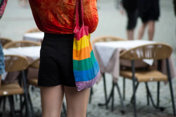 Fechar Menina Lésbica Rua Com Saco Arco Íris — Fotografia de Stock