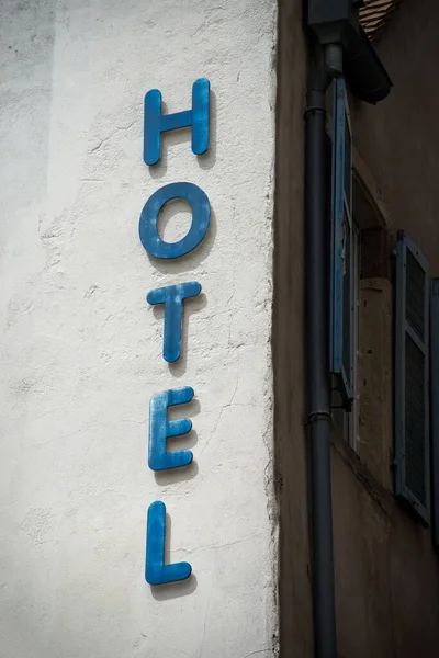 Närbild Hotellets Skylt Byggnaden Fasad Gatan — Stockfoto