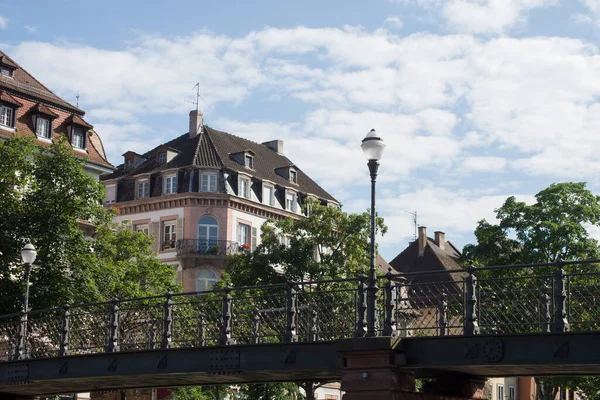 Strasbourg Fransa Daki Nehri Üzerindeki Metalik Yaya Köprüsünün Manzarası — Stok fotoğraf