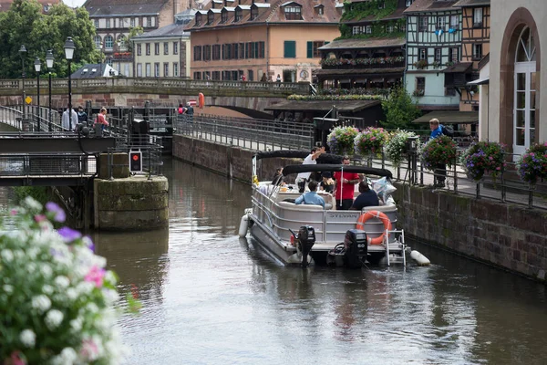 Strasburg Francja Lipca 2021 Widok Turystów Rejs Statkiem Małej Dzielnicy — Zdjęcie stockowe