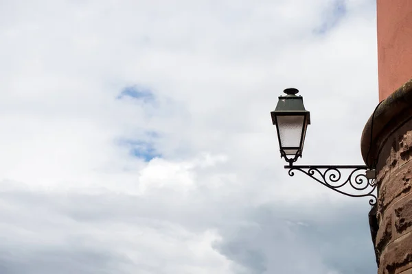 구름낀 하늘을 배경으로 길가에 빈티지 가로등을 클로즈업 — 스톡 사진