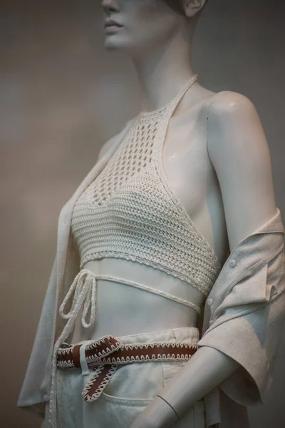 Detailní Záběr Béžové Trucovité Oblečení Figuríně Módním Obchodě Showroom — Stock fotografie