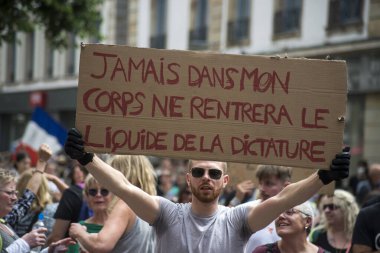 Mulhouse - Fransa - 18 Temmuz 2021 - Fransız pankartıyla protesto eden adam: jamais dans mon corps ne coulera le liquide de la dictature, İngilizce: diktatörlük sıvısı asla vücuduma akmayacak
