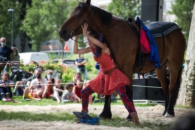 Mulhouse - Fransa - 18 Temmuz 2021 Sokakta bir atla komedi yapan kadın portresi