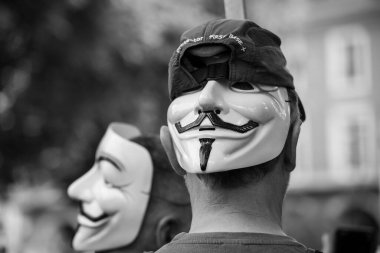 Mulhouse - Fransa - 24 Temmuz 2021 - Kafasında isimsiz maskeyle sokakta protesto yapan insanların portresi