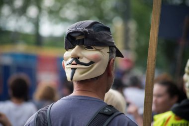 Mulhouse - Fransa - 24 Temmuz 2021 - Kafasında isimsiz maskeyle sokakta protesto yapan insanların portresi