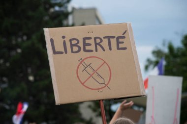 Mulhouse - Fransa - 24 Temmuz 2021 - Sağlık geçidini pankartıyla ve Fransızca metinle protesto eden insanların portresi: özgürlük, ingilizce eğitim: özgürlük