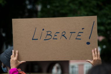 Mulhouse - Fransa - 24 Temmuz 2021 - Sağlık geçidini pankartıyla ve Fransızca metinle protesto eden insanların portresi: özgürlük, ingilizce eğitim: özgürlük