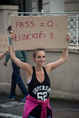 Mulhouse - Fransa - 24 Temmuz 2021 - Fransız pankartıyla hijyenik geçidi protesto eden kızın portresi: