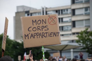 Mulhouse - Fransa - 24 Temmuz 2021 - İnsanlar sokakta pankart ve Fransızca metinlerle sağlık geçidini protesto ediyorlar, mon Corps m 'appartient, İngilizce: benim vücudum