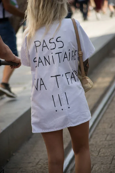 Retrato Visão Traseira Mulher Protestando Rua Com Texto Sobre Camisa — Fotografia de Stock