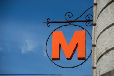 Basel - İsviçre - 6 Ağustos 2021 İsviçre metro istasyonunun sokak logosunun kapatılması 