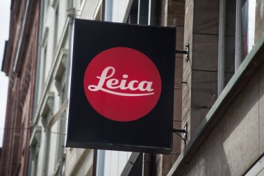 Basel - İsviçre - 6 Ağustos 2021 - Leica logosunun sokak tabelasına yakın plan