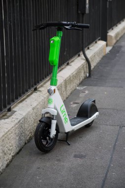 Basel - İsviçre - 6 Ağustos 2021 - Sokağa park edilmiş limon elektrikli scooter manzarası 