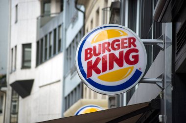 Basel - İsviçre - 6 Ağustos 2021 - Caddedeki fast food restoranında Burger King logosu kapatıldı