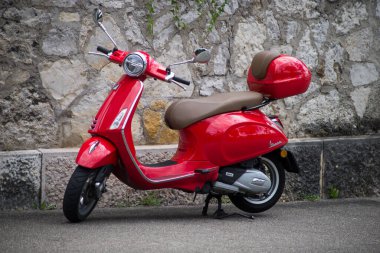 Basel - İsviçre - 6 Ağustos 2021 - Sokağa park edilmiş kırmızı Vespa scooter profili