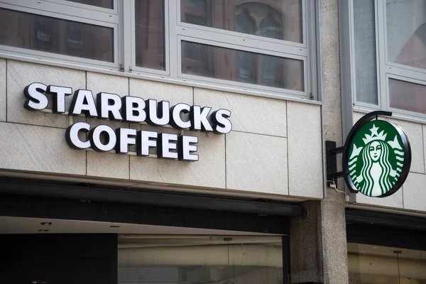 Basilea Suiza Agosto 2021 Primer Plano Del Logotipo Starbucks Frente —  Fotos de Stock