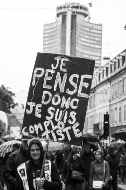 Mulhouse - Fransa - 7 Ağustos 2021 - Sokaklarda Fransız pankartıyla protesto yapan insanlar, je pense donc je suis compplotiste, İngilizce, sanırım ben komplocuyum