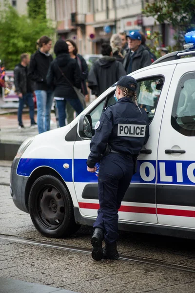 Mulhouse Francja Sierpnia 2021 Portret Policjantki Stojącej Ulicy Podczas Marszu — Zdjęcie stockowe