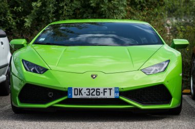 Mulhouse - Fransa - 8 Ağustos 2021 - Yeşil Lamborgini Haracan önü sokağa park etti