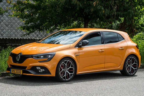 Mulhouse Frankrike Augusti 2021 Framsidan Orange Renault Megane Parkerad Gatan — Stockfoto