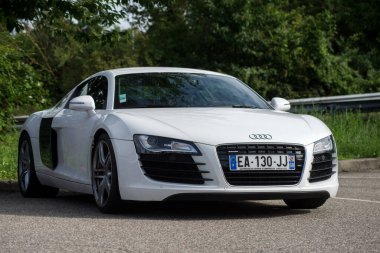 Mulhouse - Fransa - 8 Ağustos 2021 - Sokağa park etmiş beyaz Audi R8 arabasının ön görüntüsü