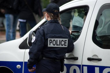 Mulhouse - Fransa - 7 Ağustos 2021 - Protestocu yürüyüşü sırasında sokakta duran kadın polis portresi