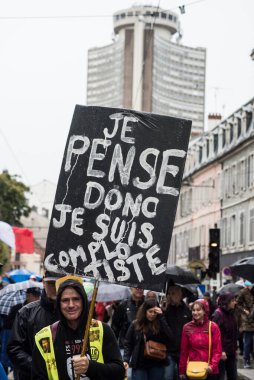 Mulhouse - Fransa - 7 Ağustos 2021 - Sokaklarda Fransız pankartıyla protesto yapan insanlar, je pense donc je suis compplotiste, İngilizce, sanırım ben komplocuyum