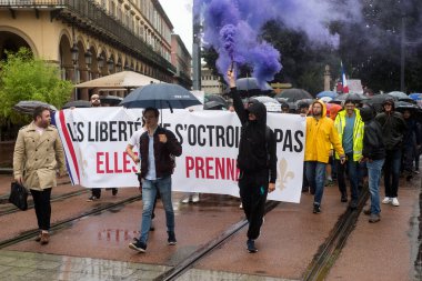 Mulhouse - Fransa - 7 Ağustos 2021 - Fransızcada pankartla protesto yapan insanlar, les libertes ne s 'actroient pas, elles se prennent, İngilizce: özgürlük verilmez, alınır