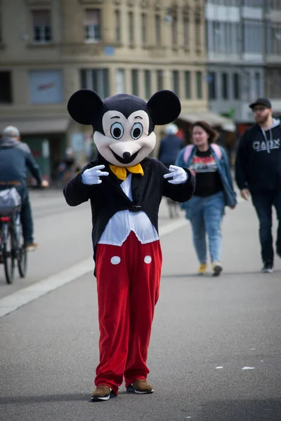 バーゼル スイス 8月2021 路上に立ってミッキーのマウスの衣装を持つ男の肖像画 — ストック写真
