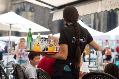 Colmar - Fransa - 13 Ağustos 2021 - Caddedeki kafe terasında garson portresi