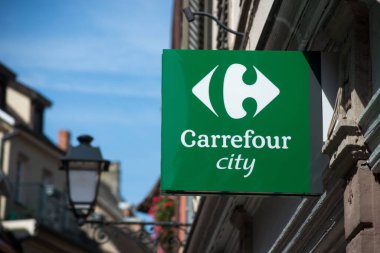 Colmar - Fransa - 13 Ağustos 2021 - Carrefour şehir tabelasının kapatılması