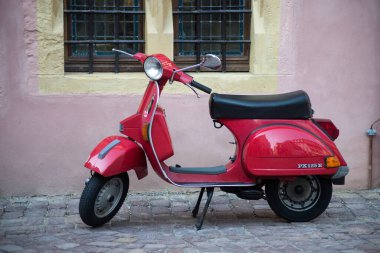 Colmar - Fransa - 13 Ağustos 2021 - Kırmızı Vespa scooter 125cc 'nin profil görüntüsü sokağa park edildi 