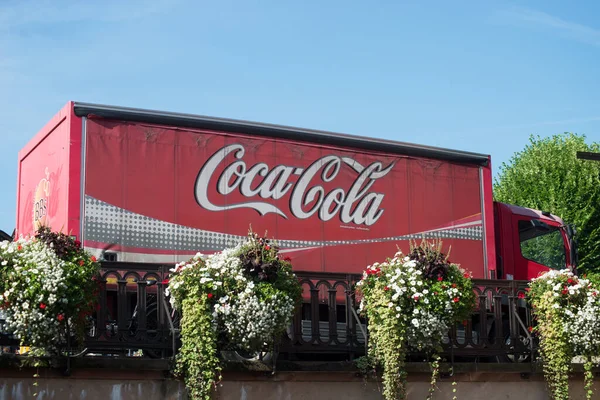 Colmar Frankrijk Augustus 2021 Profiel Zicht Rode Coca Cola Vrachtwagen — Stockfoto
