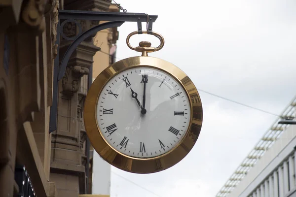 Nahaufnahme Der Oldtimer Uhr Auf Der Straße — Stockfoto