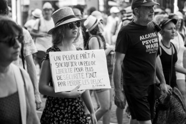 Mulhouse - Fransa - 14 Ağustos 2021 - Sokaklarda Fransız pankartıyla protesto yapan insanlar, daha fazla güvenlik için biraz özgürlük feda etmeye hazır insanlar iki kişiyi kaybettiler